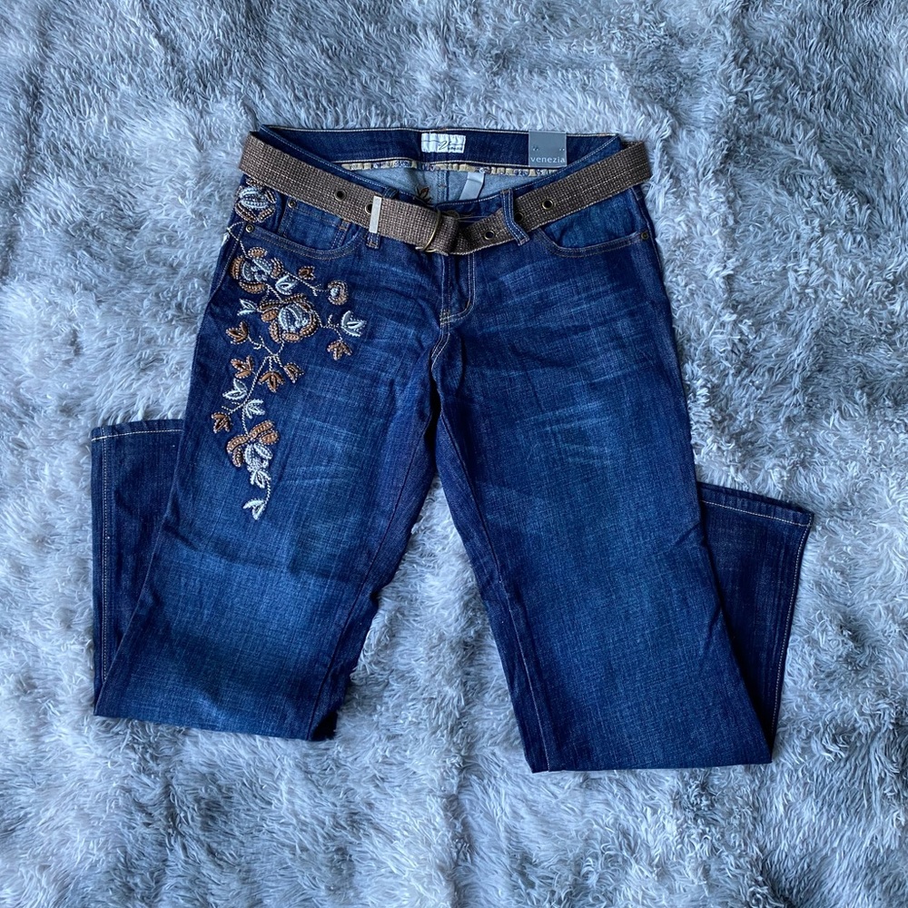 NWT Venezia by Lane Bryant Embroidered with a belt, Wide Leg Jeans.